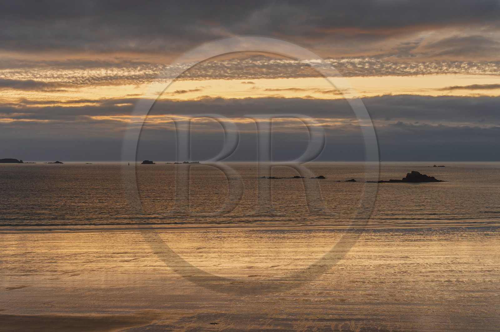 France, Ille-et-Vilaine (35), Côte d'Emeraude, Saint-Malo, plage du Mihinic au crépuscule