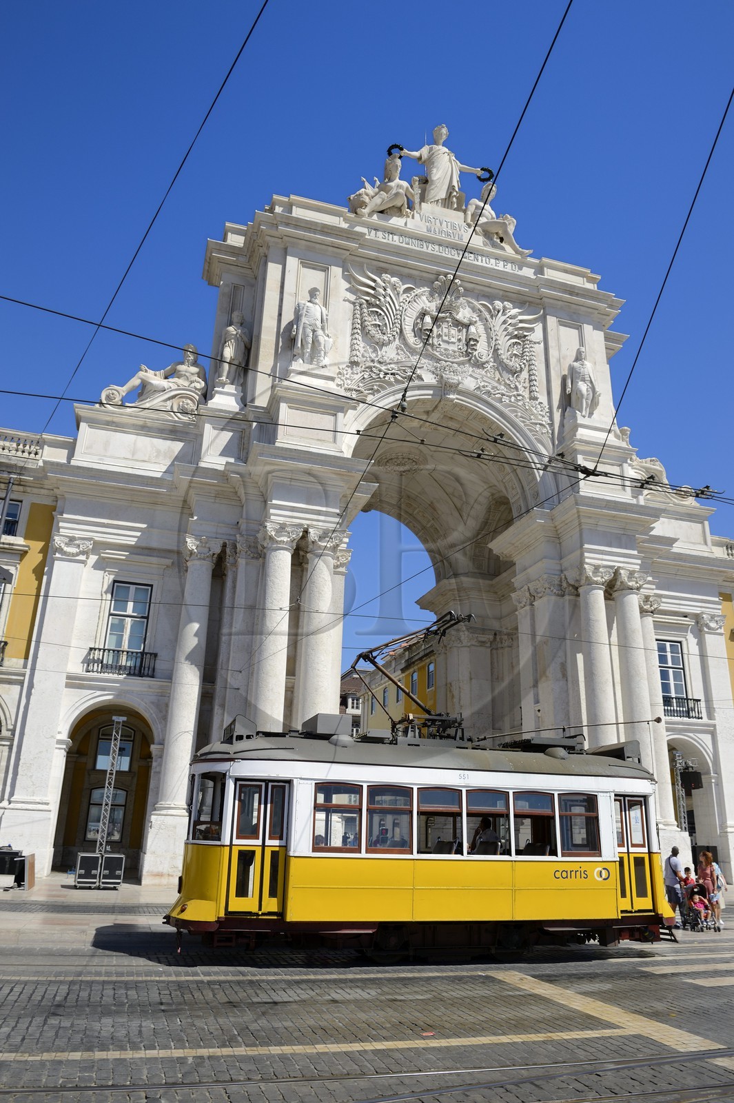 Portugal, Lisbonne, quartier de Baixa pombalin, Praca do Comercio (Place du Commerce), Arc de Triomphe de la Rua Augusta (Arco da Rua Augusta) et tramway (electricos)