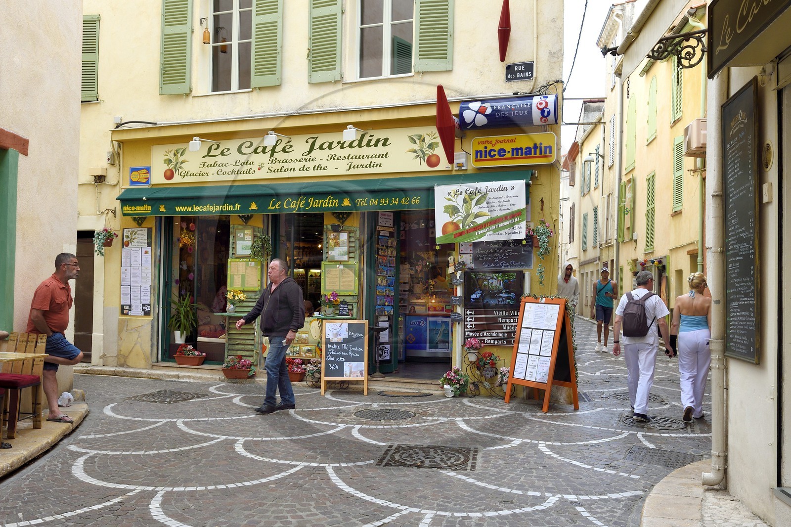 France, Alpes-Maritimes (06), Antibes, commune libre du Safranier, Bar-Tabac à l'angle de la rue des Bains et de la rue James Close