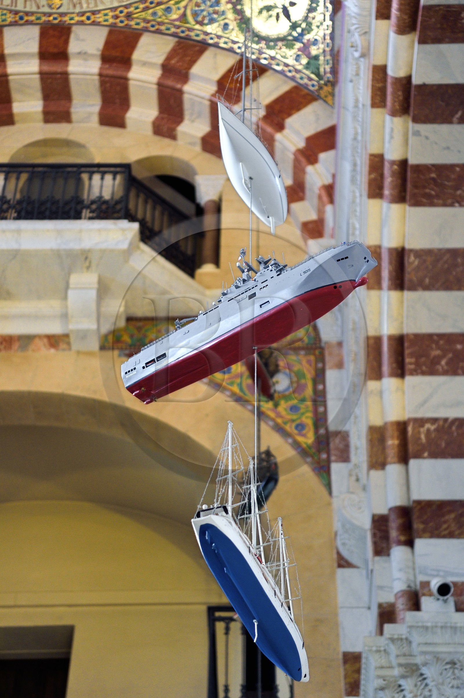France, Bouches-du-Rhône (13), Marseille, basilique Notre-Dame de la Garde, de nombreux ex-voto sont offerts à la Vierge, au plafond sont suspendus de petits vaisseaux avec leurs agrès et ayant leur nom inscrit sur la poupe, ici une maquette d'un navire de la Marine Nationale de type Mistral