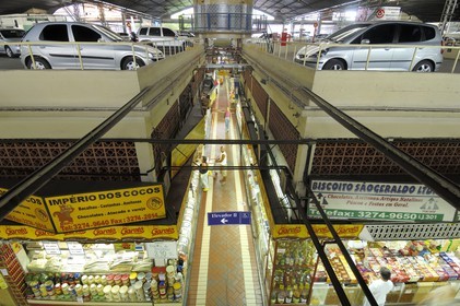Brésil, Etat du Minas Gerais, Belo Horizonte, marché couvert surmonté d'un parking