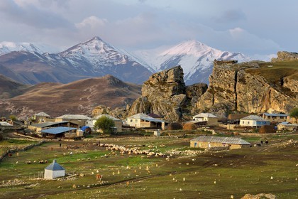 Azerbaïdjan, région de Quba (Guba), chaine de montagne du Grand Caucase, village de Giriz à l'aube, départ des moutons pour les prés