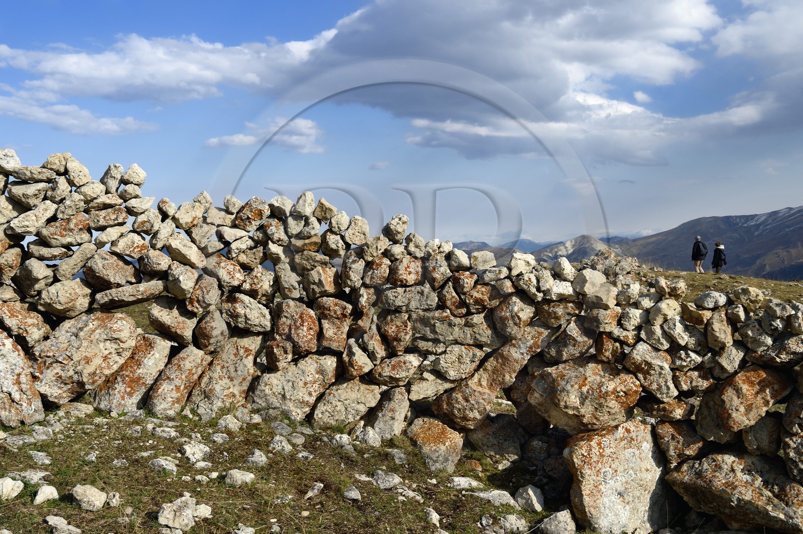 Azerbaïdjan, région de Quba (Guba), chaine de montagne du Grand Caucase, randonnée entre le village de Qalaxudat et de Giriz, mur en pierre Azerbaïdjan, région de Quba (Guba), chaine de montagne du Grand Caucase, randonnée entre le village de Qalaxudat et de Giriz, mur en pierre