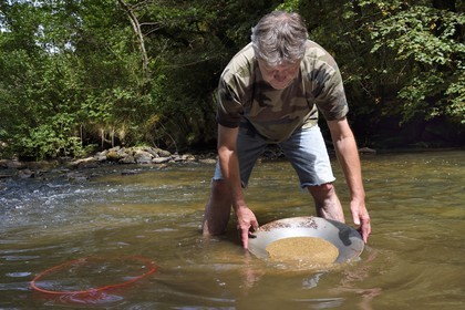 France, Dordogne (24), région de Jumilhac-le-Grand, orpaillage dans la rivière l'Isle vers Tindeix, le chercheur d'or Philippe Roubinet
