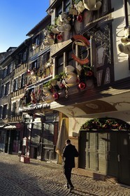 France, Bas-Rhin (67), Strasbourg, vieille ville classée au Patrimoine Mondial de l’UNESCO, la rue du Maroquin avec ses décors de Noël