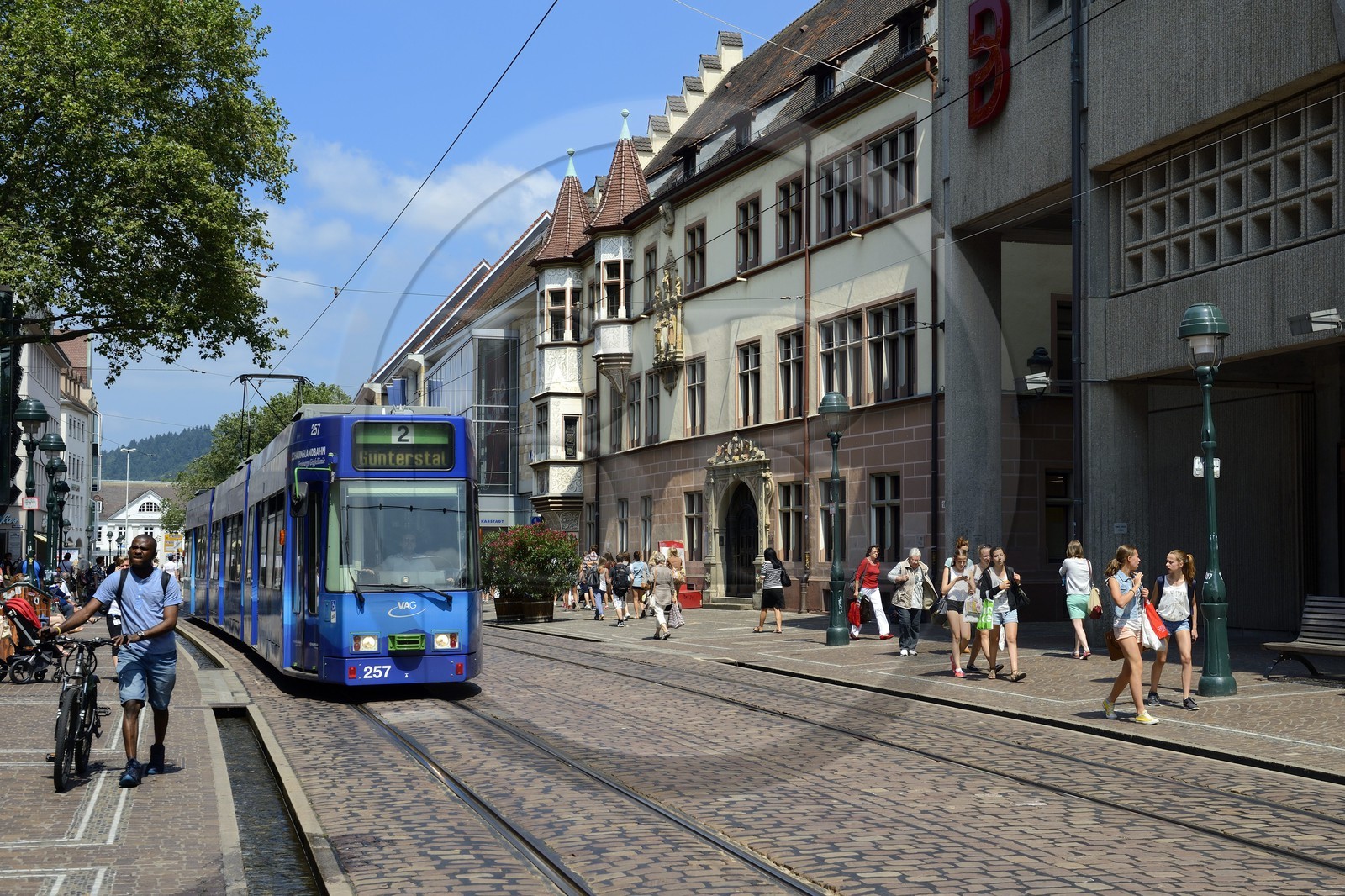 Allemagne, Bade-Wurtemberg, Fribourg en Brisgau, tram dans la rue Kaiser-Joseph Strasse et le Basler Hof en arrière plan à droite