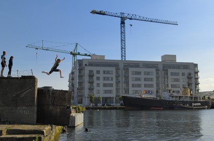 Republic of Ireland, County Dublin, Dublin, popular district of the docks, children plunging into the harbor