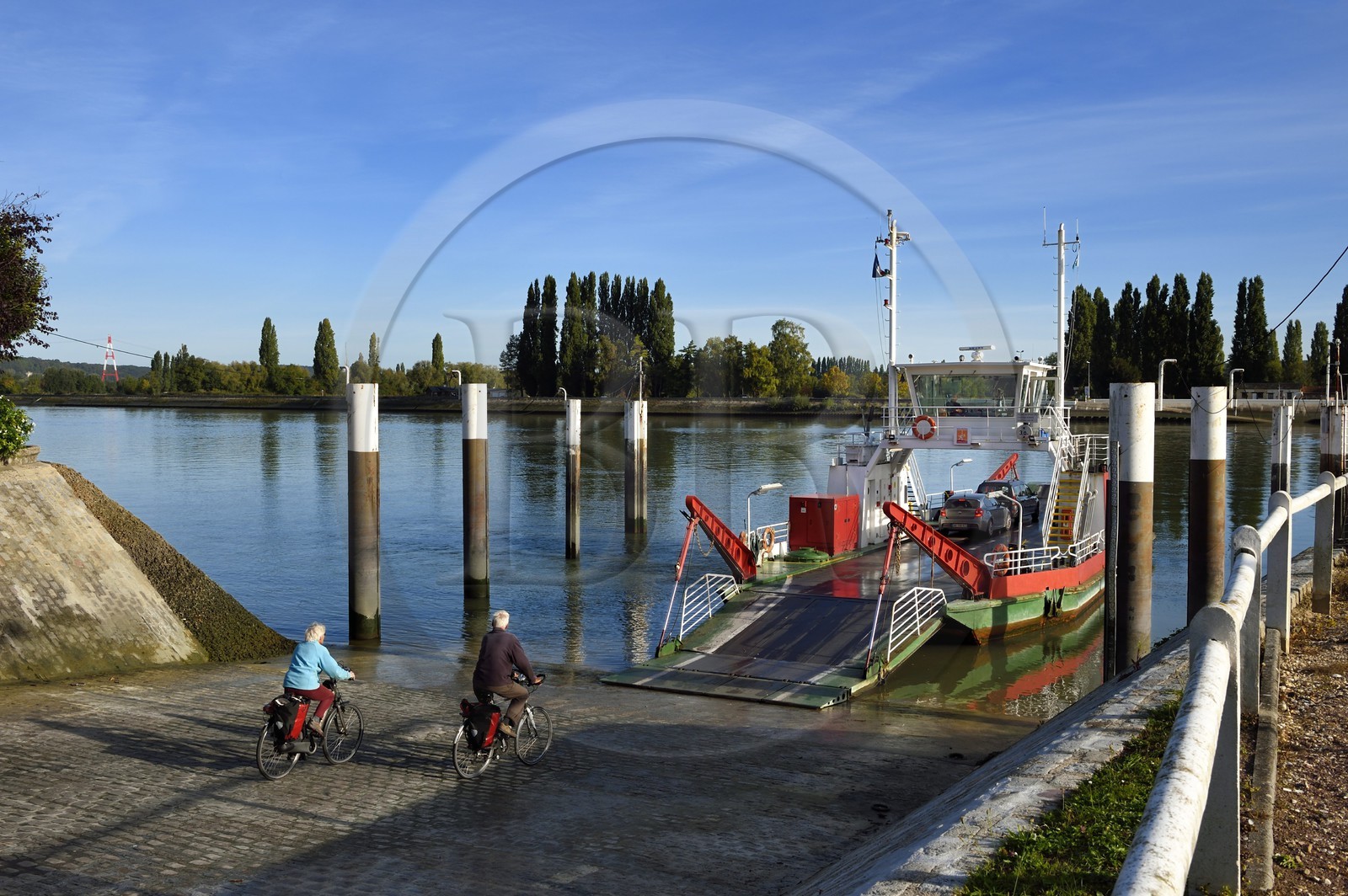 France, Seine-Maritime (76), Parc naturel régional des Boucles de la Seine normande, traversée du bac auto au village de La Bouille, cycliste sur la veloroute du Val de Seine