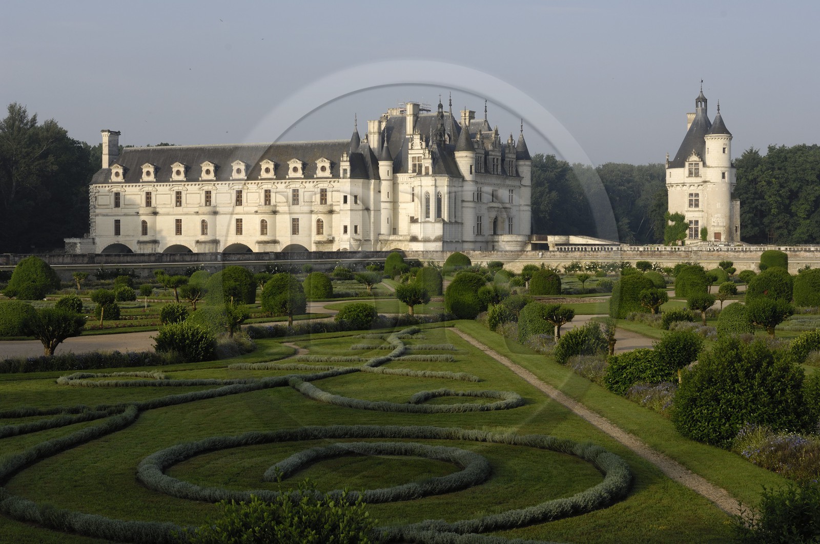 France, Indre-et-Loire (37), jardin à la française du château de Chenonceau édifié de 1513 à 1521 de style Renaissance et la tour des Marques