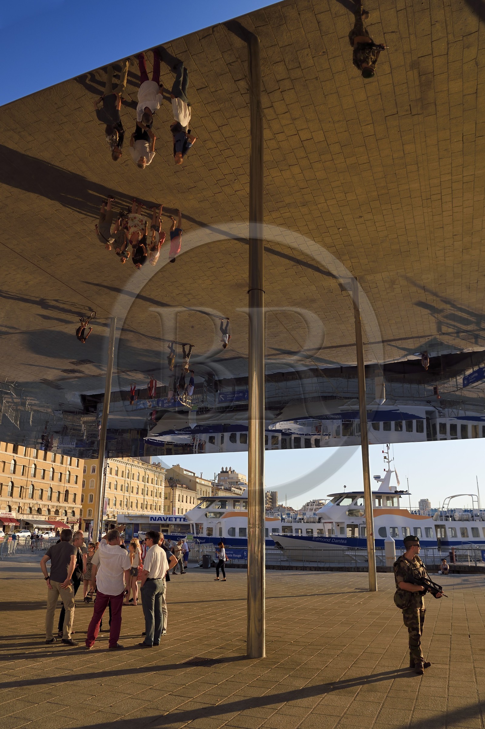 France, Bouches-du-Rhône (13), Marseille, Le Vieux Port, quai de La Fraternité, l'ombrière (pergola avec un plafond miroir) par l'architecte Norman Foster