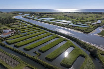 France, Vendée (85), Brem-sur-mer, l'embouchure chenal du Havre de la Gachère (vue aérienne)