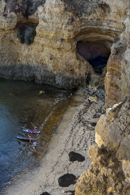 Portugal, Algarve, Lagos, randonnée en stand up paddle au pied des falaises escarpées de la Ponta da Piedade