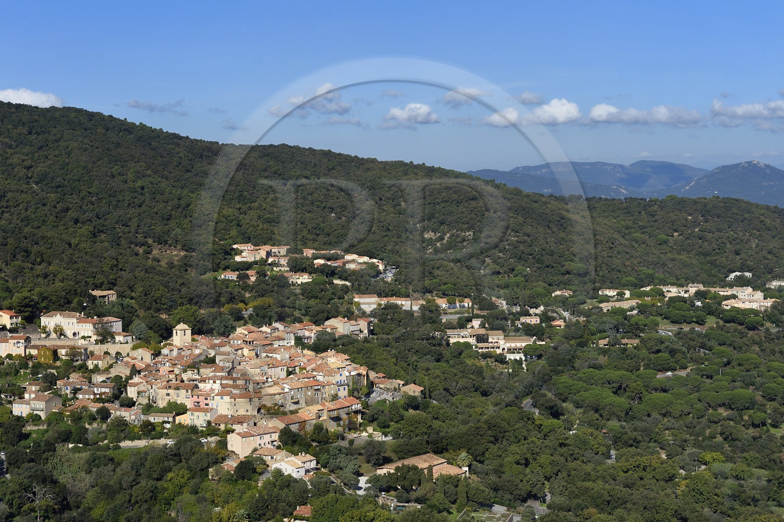 France, Var (83), Presqu'Ile de Saint-Tropez, le village perché de Ramatuelle (vue aérienne)