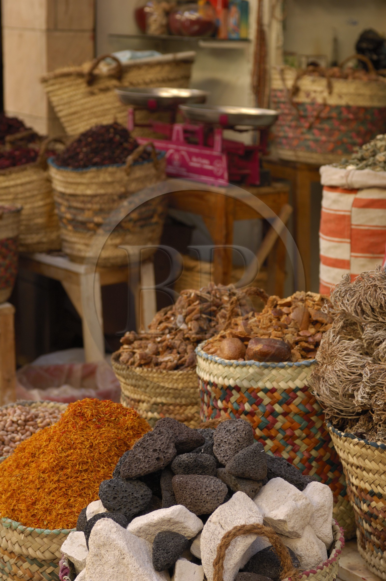 Egypte, Haute Egypte, vallée du Nil, Louxor, le souk, étal d'épices