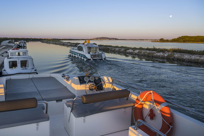 France, Hérault (34), Frontignan, bateau de plaisance naviguant sur le canal du Rhône à Sète, le Mont Saint-Clair à Sète en arrière plan