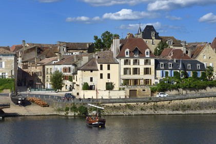 France, Dordogne, Bergerac, Bergerac old town and the banks of the Dordogne river
