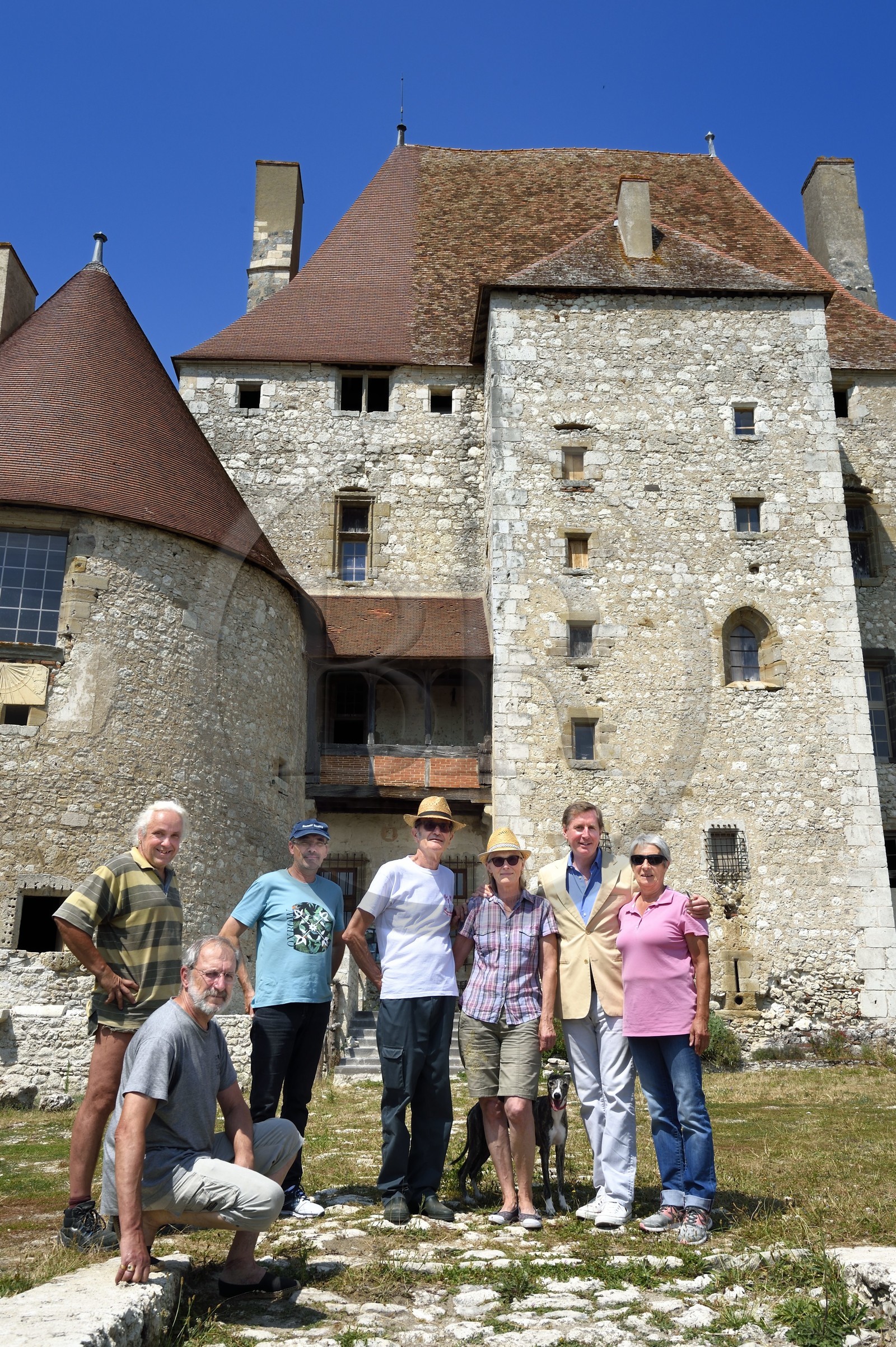 France, Allier (03), ancienne province du Bourbonnais, Besson, chateau de Fourchaud (XIVe siècle au XVIe siècle) appartenant aujourd'hui aux descendants des Bourbon-Parme, le Prince Charles Henri de Lobkowicz en compagnie de volontaires de l'association de sauvegarde du chateau