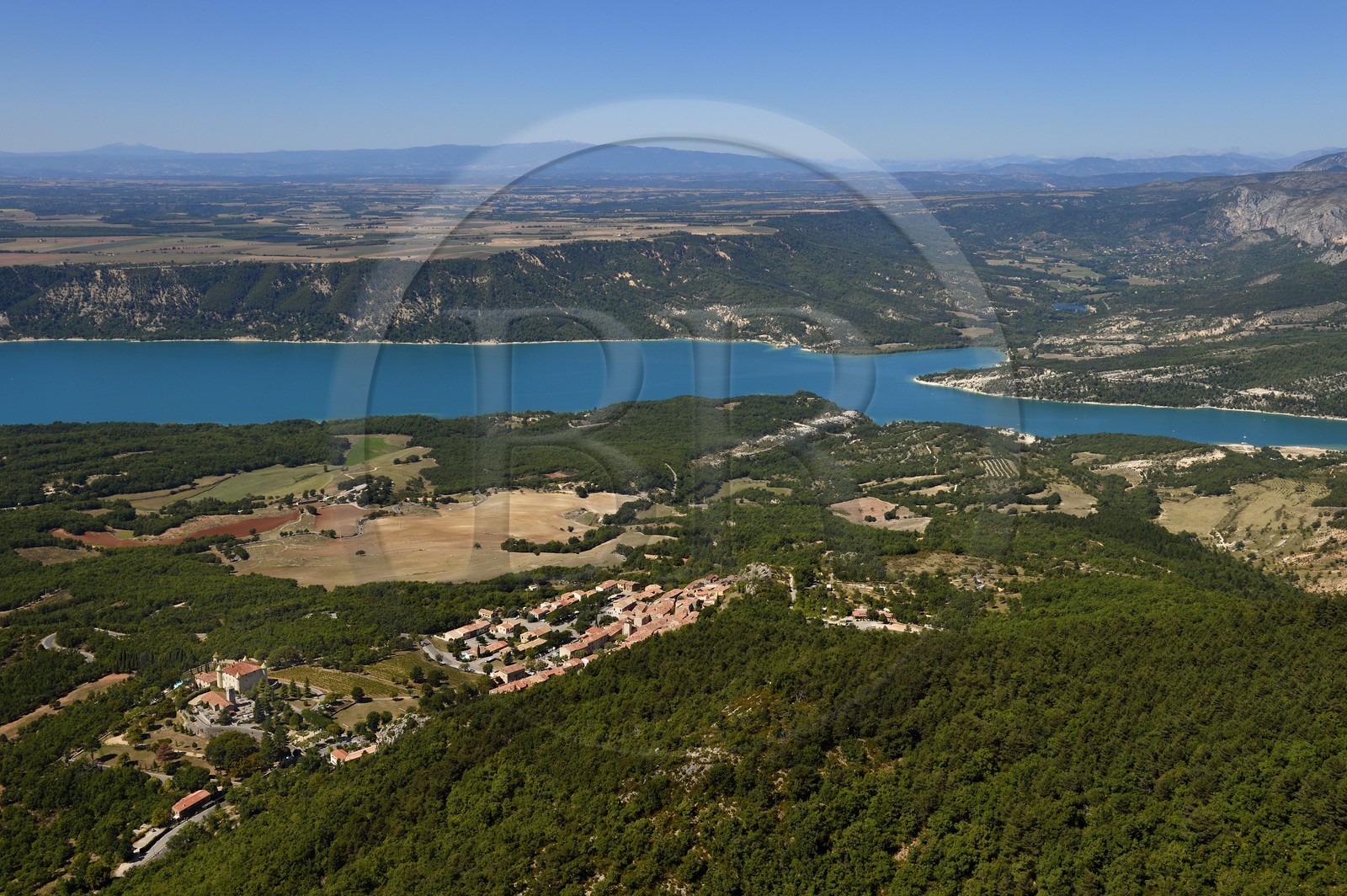 Var (83) rive gauche et Alpes-de-Haute-Provence (04) rive droite, Parc Naturel Régional du Verdon, lac de Sainte Croix à la sortie des Gorges du Verdon, au premier plan le chateau d'Aiguines datant de la Renaissance et l'église Saint-Jean (vue aérienne) Var (83) rive gauche et Alpes-de-Haute-Provence (04) rive droite, Parc Naturel Régional du Verdon, lac de Sainte Croix à la sortie des Gorges du Verdon, au premier plan le chateau d'Aiguines datant de la Renaissance et l'église Saint-Jean (vue aérienne)