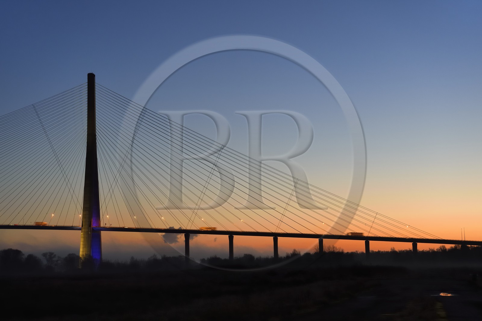 France, entre Calvados (14) et Seine-Maritime (76), le Pont de Normandie à l'aube, il enjambe la Seine pour relier les villes de Honfleur et du Havre