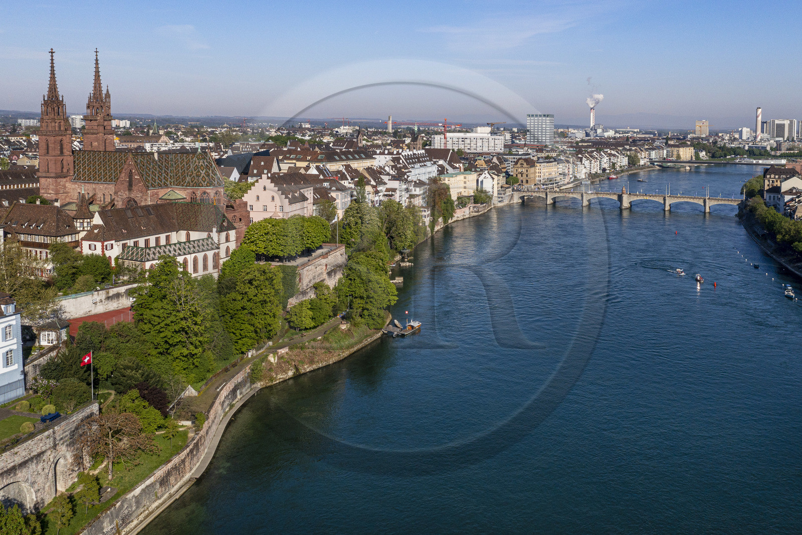 Suisse, Bâle, la rive gauche du Rhin, la cathédrale protestante Notre-Dame de Bâle (Munster) domine le Rhin, le pont de Mittlere Brucke en arrière plan (vue aérienne)