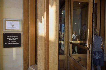 France, Alpes-Maritimes (06), Cannes, porte tambour du Carlton sur le boulevard de la Croisette