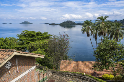 Rwanda, Province de l’Ouest, Karongi (anciennement nommée Kibuye), lac Kivu, presqu'ile abritant le Bethany Hotel et l'Ile Napoléon nommé ainsi en raison de sa forme qui ressemble au chapeau de l'empereur en arrière plan