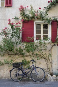 France, Vaucluse (84), Parc Naturel Regional du Luberon, Lourmarin, labellisé Les Plus Beaux Villages de France, bicyclette contre un mur
