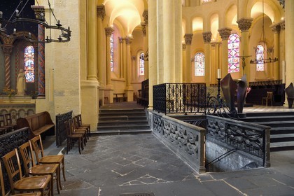France, Puy-de-Dôme (63), Clermont-Ferrand, basilique Notre-Dame-du-Port de style roman auvergnat, classée Patrimoine Mondial de l'UNESCO au titre des Chemins de Saint-Jacques-de-Compostelle en France, le chœur et l'accès à la crypte