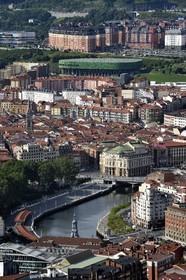 Espagne, Pays basque espagnol, Biscaye, Bilbao, le théatre Arriaga en bordure du Ria de Bilbao et salle omnisports de Bilbao Arena à Miribilla en arrière plan