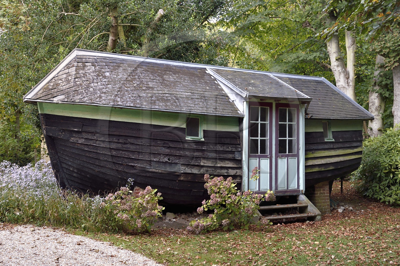 France, Seine-Maritime (76), Pays de Caux, Côte d'Albâtre, Etretat, la maison de Guy de Maupassant appelée La Guillette, caloge qui servait de logement pour son valet François Tassart, c'est une cabane aménagée à partir d'un ancien bateau de pecheur devenu impropre à la navigation
