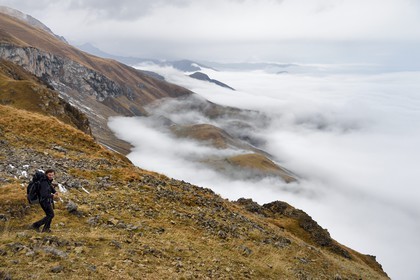Azerbaïdjan, région de Quba (Guba), chaine de montagne du Grand Caucase, randonnée entre le village de Giriz et de Laza sur le Mont Gizilgaya, le guide de montagne Javid Gara, en arrière plan la frontière russe