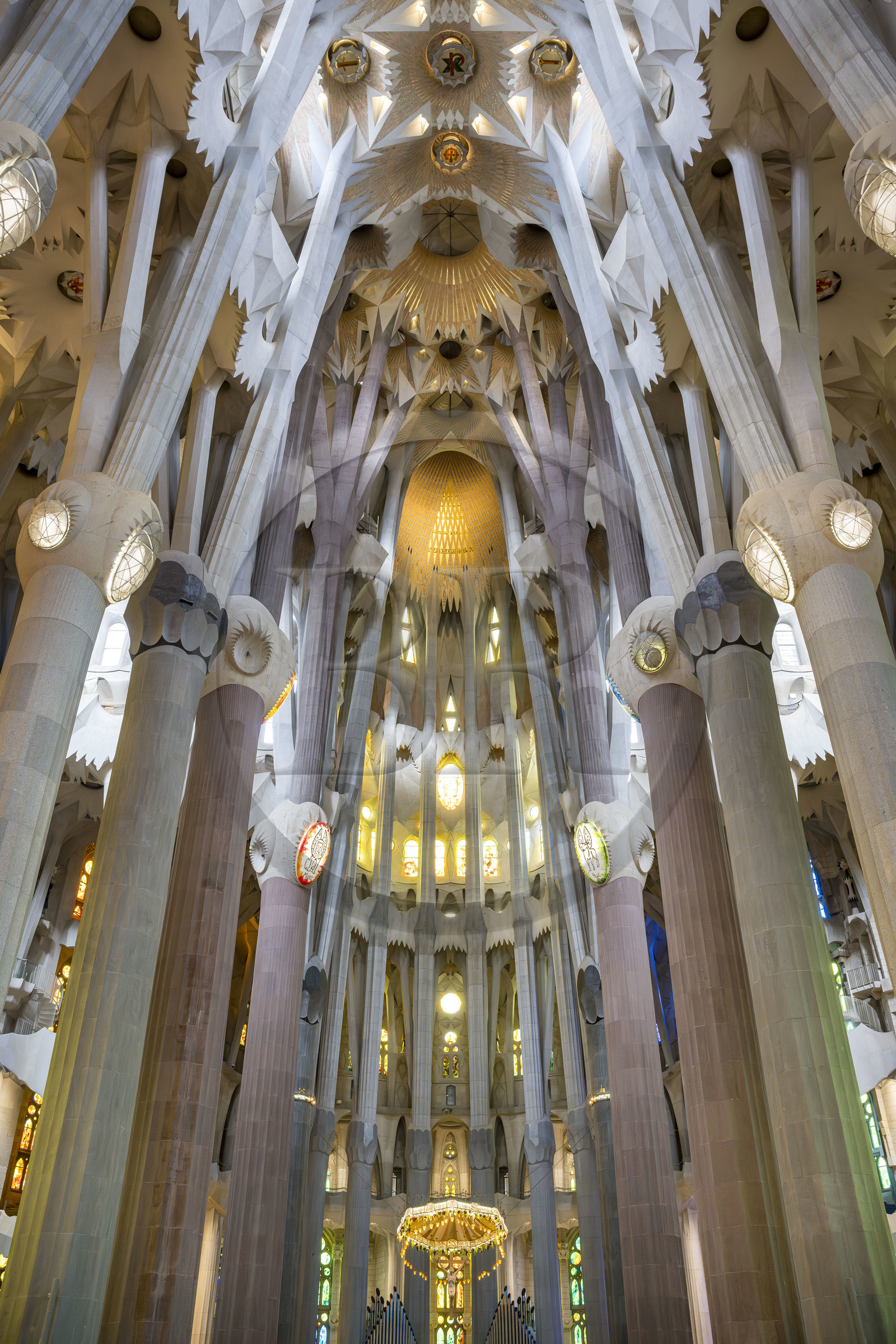 Espagne, Catalogne, Barcelone, quartier de l'Eixample, basilique de la Sagrada Familia de l'architecte du modernisme catalan Antoni Gaudi classée Patrimoine Mondial de l'UNESCO, le chœur, le ciborium et la voute de la Nef en haut