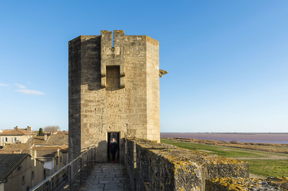 France, Gard (30), Aigues-Mortes, Tour de la Porte de l'Organeau et chemin de ronde sur les remparts sud