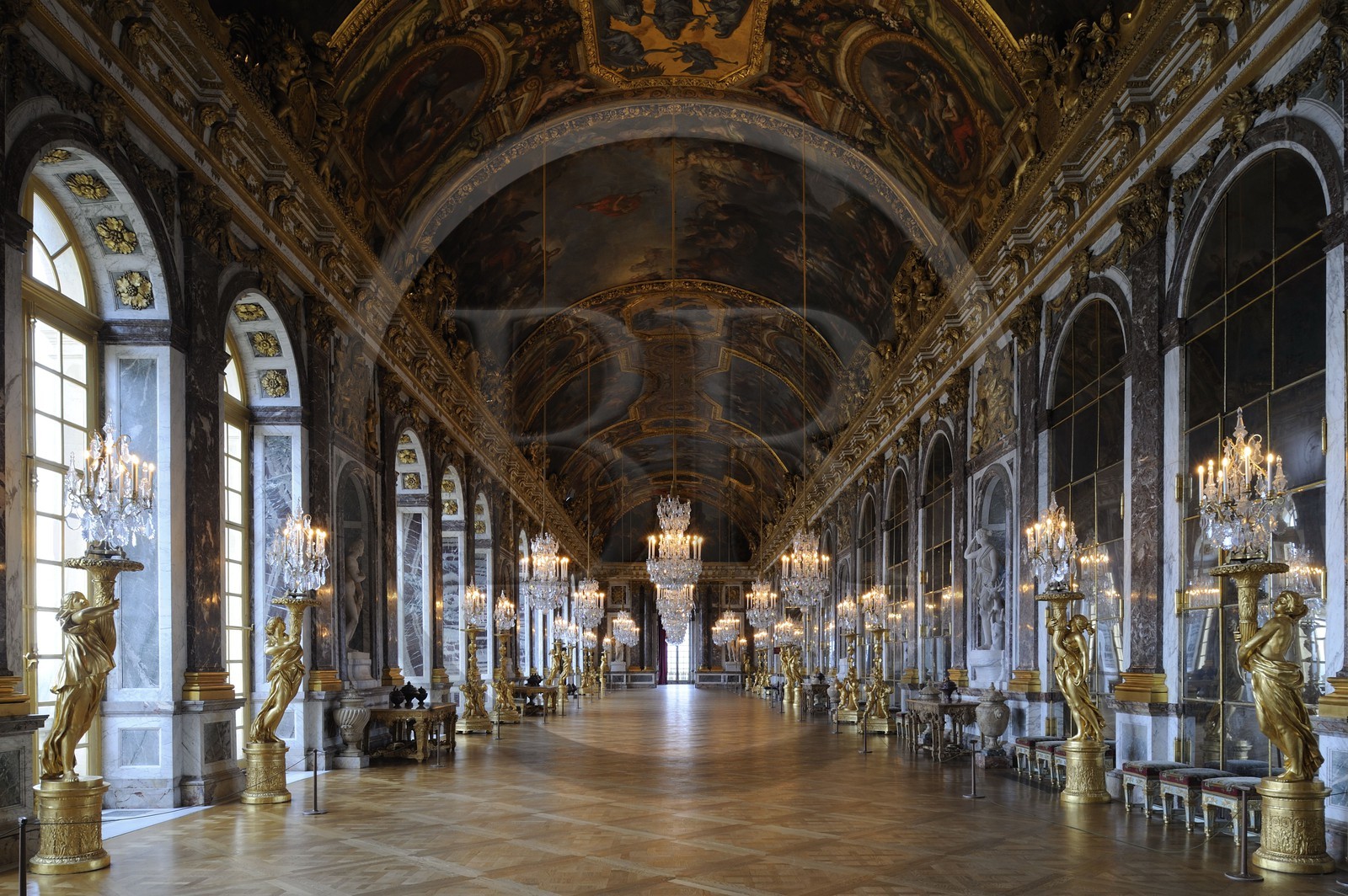 France, Yvelines (78), château de Versailles, classé Patrimoine Mondial de l'UNESCO, Galerie des Glaces (longueur 73m et largeur 10,50m) avec 17 fenêtres et 357 miroirs, architecte Jules Hardouin-Mansart (1678 - 1684)