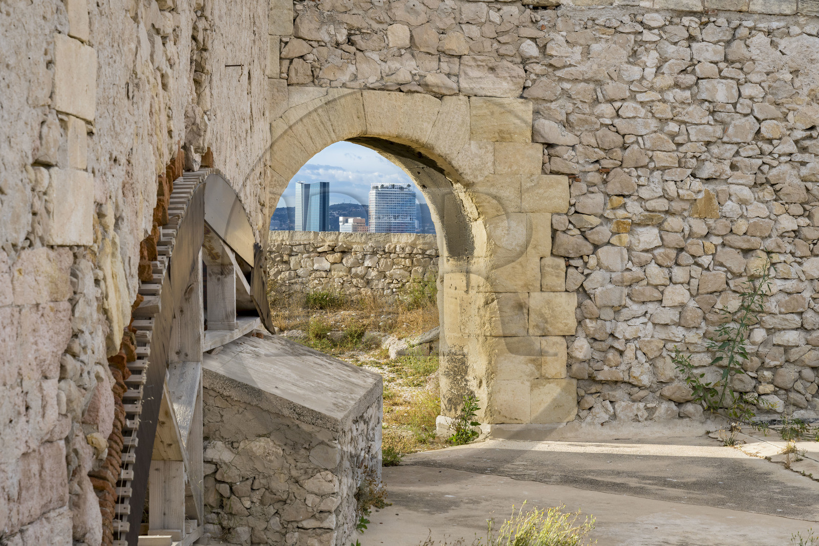 France, Bouches-du-Rhône (13), Marseille, Citadelle de Marseille (Fort Saint-Nicolas, le haut fort appelé fort d’Entrecasteaux), la tour CMA CGM et tour La Marseillaise en arrière plan