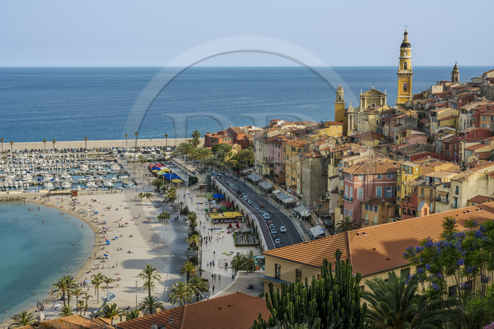 France, Alpes-Maritimes (06), Menton, la plage des Sablettes au pied de la vieille ville