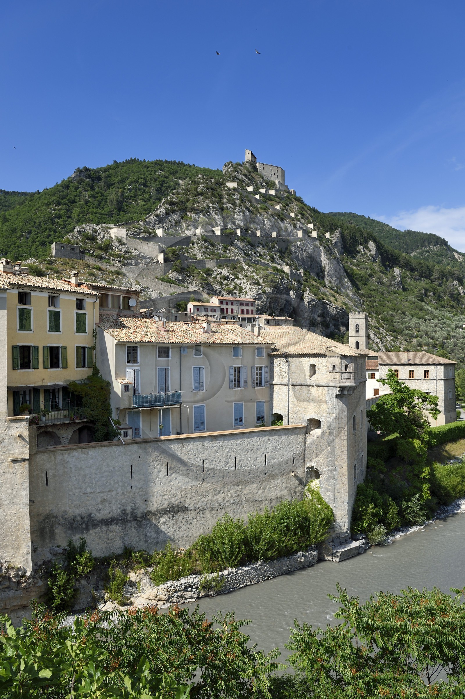 France, Alpes-de-Haute-Provence (04), cité médiévale d'Entrevaux dominée par sa citadelle et fortifiée par Vauban, bordée par le fleuve Var