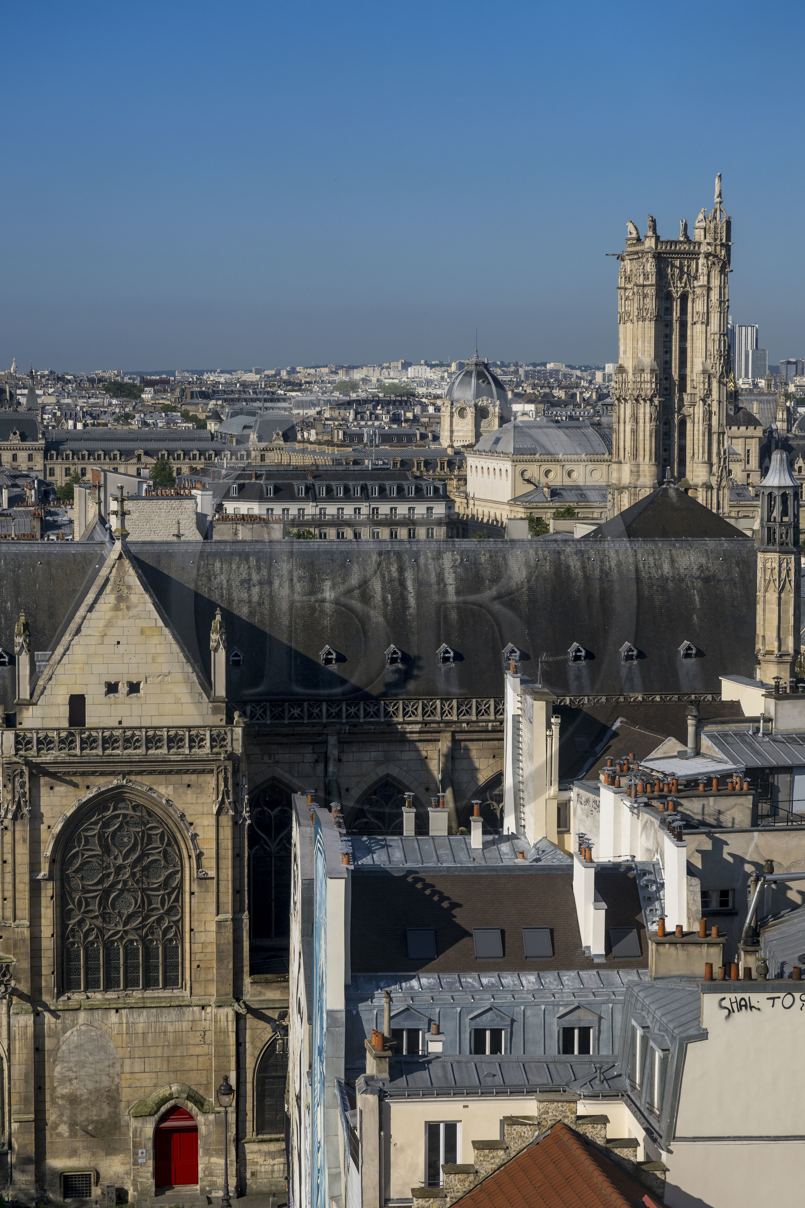France, Paris (75), quartier des Halles Beaubourg, la tour Saint-Jacques vue depuis le dernier étage du Centre Pompidou (Centre national d'art et de culture Georges-Pompidou)