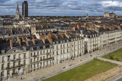 France, Loire Atlantique, Nantes, shipowners' houses on Quai Turenne on the former Ile Feydeau and the Tower of Brittany in the background (aerial view)