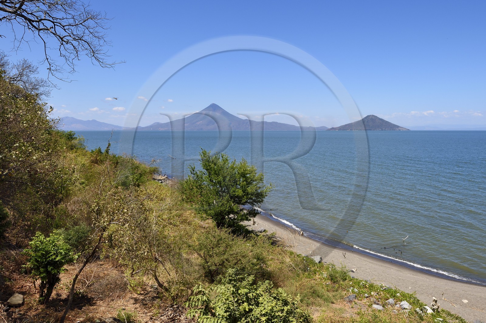 Nicaragua, le Lac Managua, les volcans de Momotombo à gauche et le Momotombito à droite