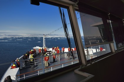 Groenland, cote Nord-Ouest, Smith sound au nord de la baie de Baffin, le bateau de croisière MS Fram de la compagnie Hurtigruten en bordure de la banquise évoluant vers la côte canadienne de l'ile d'Ellesmere