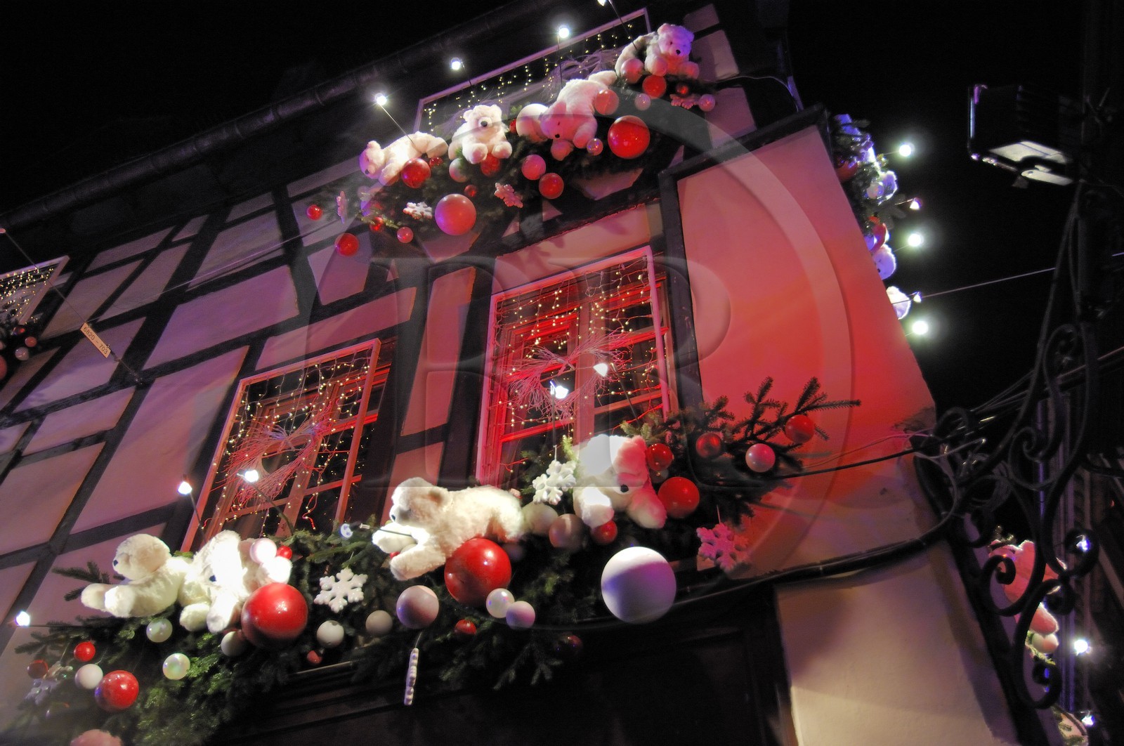 France, Bas Rhin (67) Strasbourg a Noel, decoration de Noel sur une facade de maison a colombage de la vieille ville