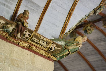France, Finistère (29), église de Pleyben, sculptures peintes en bois sur la sablière décorant la voûte (16ème siècle)