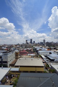Afrique du Sud, province de Gauteng, Johannesburg, CBD (Central Business District), quartier de Maboneng autour de Fox street, terrasse du restaurant et bar The Living Room en premier plan