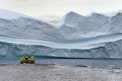 Groenland, cote Nord-Ouest, mer de Baffin, Inglefield Fjord vers Qaanaaq, iceberg et un PolarCirkel boat (zodiac) d'exploration du bateau de croisière MS Fram de la compagnie Hurtigruten