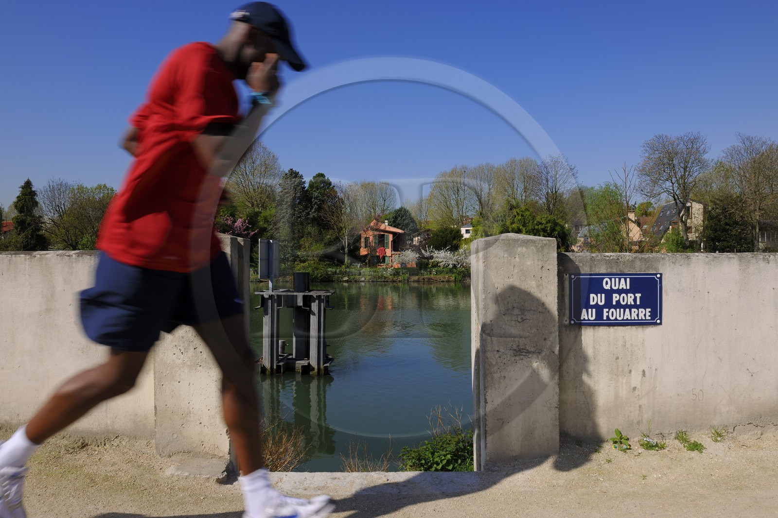 France, Val-de-Marne (94), les bords de Marne, Saint-Maur-des-Fossés, joggeur sur le Quai du Port au Fouarre