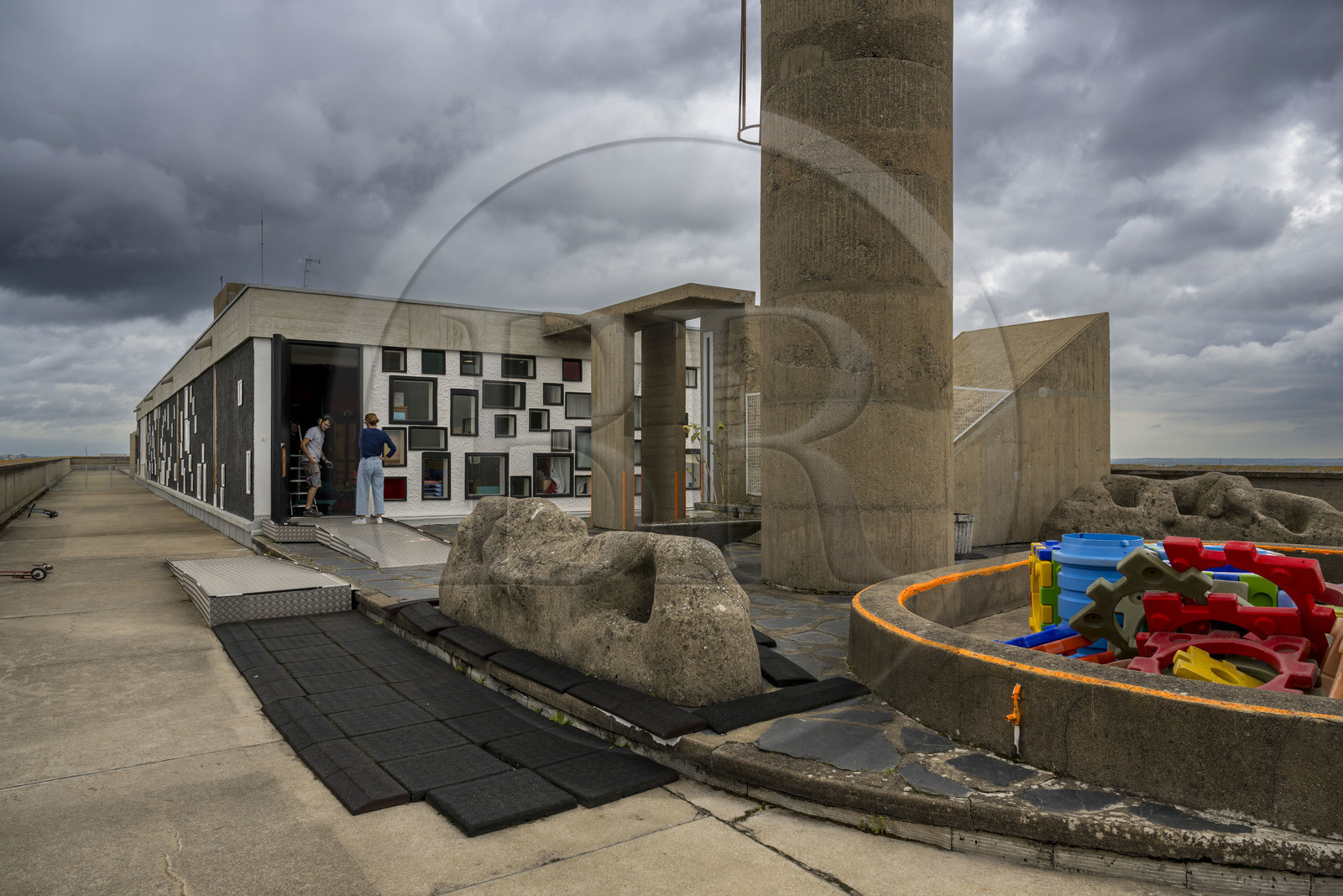 France, Loire-Atlantique (44), banlieue de Nantes, Rezé, la Maison Radieuse par l'architecte Le Corbusier, la cour de récréation de l'école maternelle installée sur le toit-terrasse