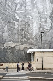 France, Charente (16), Angoulême, la tour des archives départementales transformée par les 800 plaques d'inox perforées formant une image sur ces facades reproduisant L'Archiviste de l'auteur de bande dessinée François Schuiten