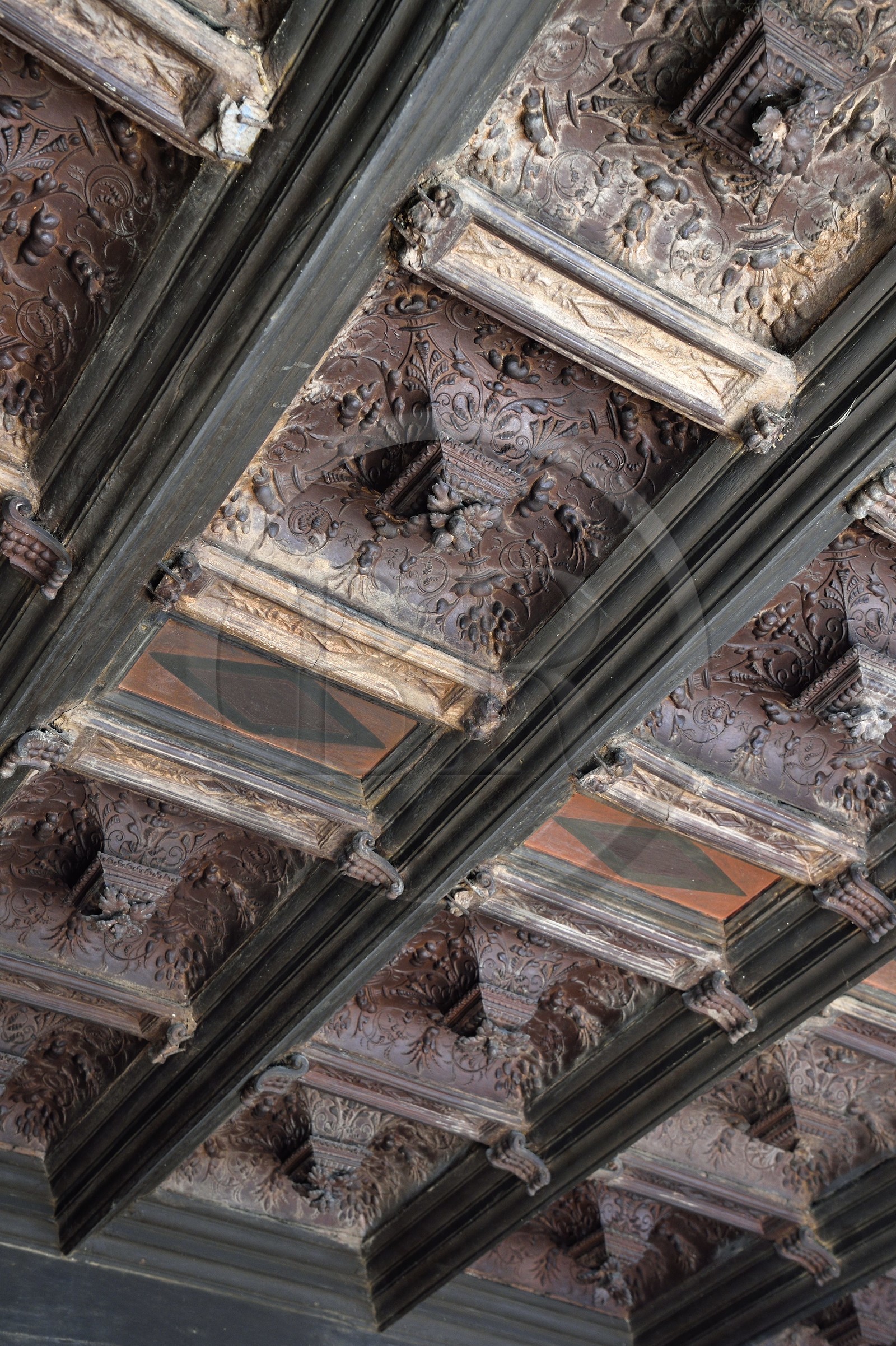 France, Meuse (55), Saint-Mihiel, maison du sculpteur de la Renaissance Ligier Richier, plafond à caissons sculpté en terre cuite moulée au décor géométrique (vers 1540)