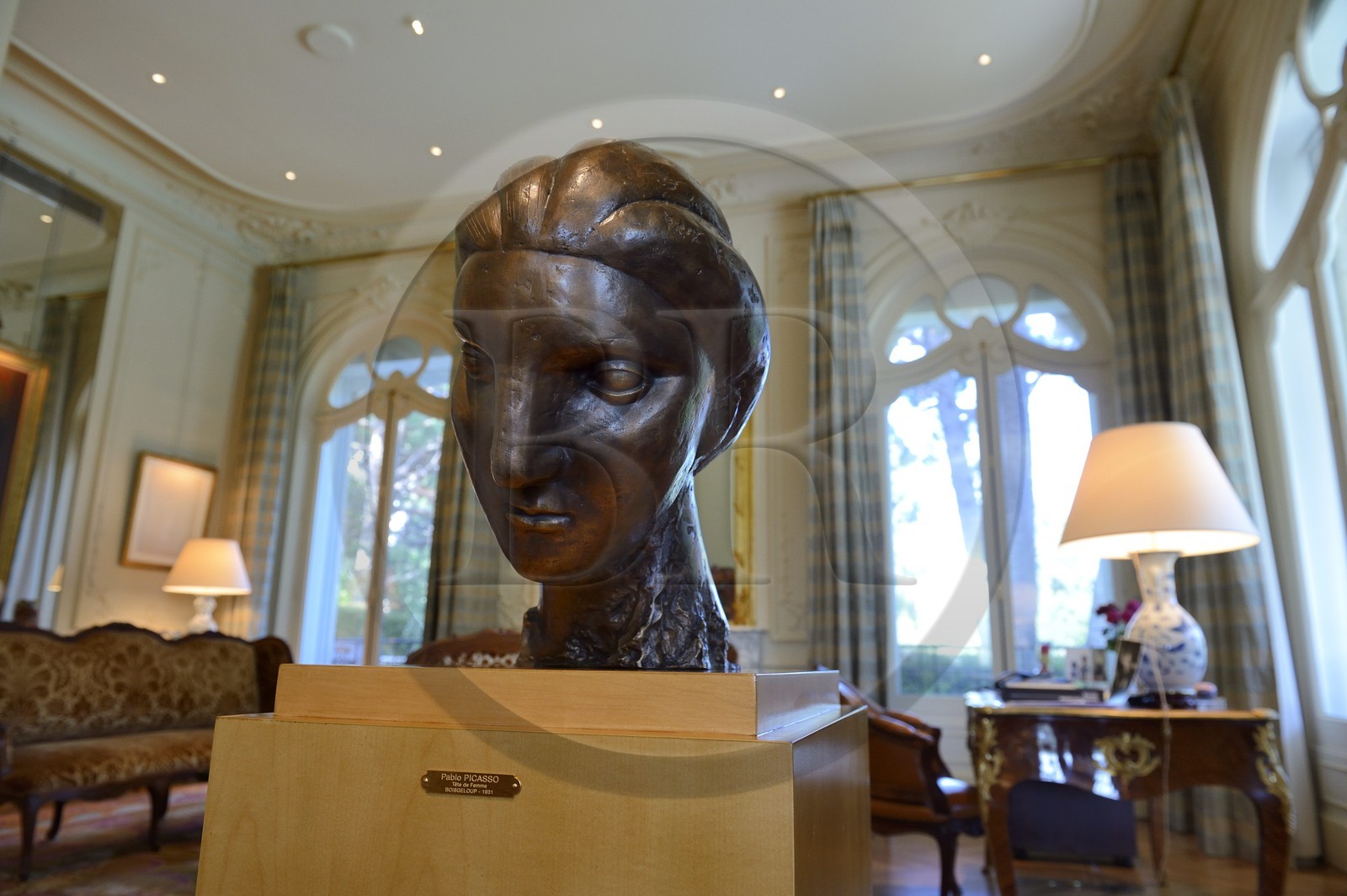 France, Alpes-Maritimes (06), Cannes, la villa La Californie où vécu Pablo Picasso, aujourd'hui renommé le Pavillon de Flore par Marina Picasso, sculpture de Pablo Picasso (Tête de femme - Boisgeloup 1931)  dans le salon
